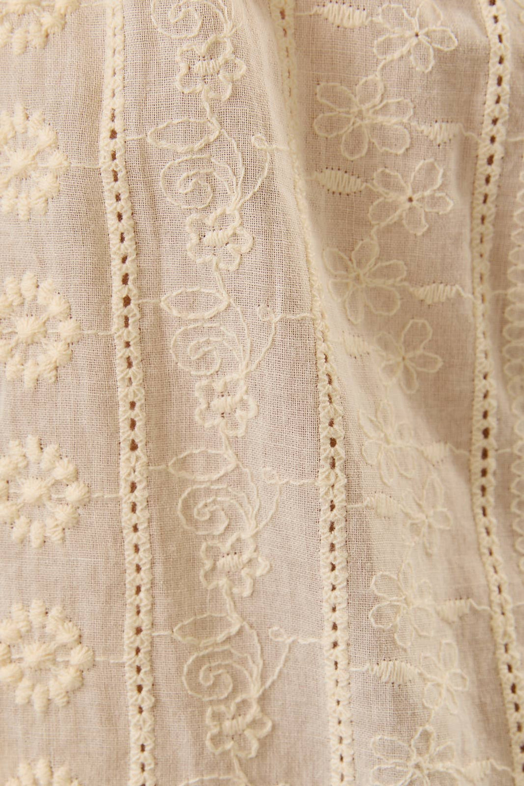 SLEEVELESS EYELET TOP WITH COTTON TRIM