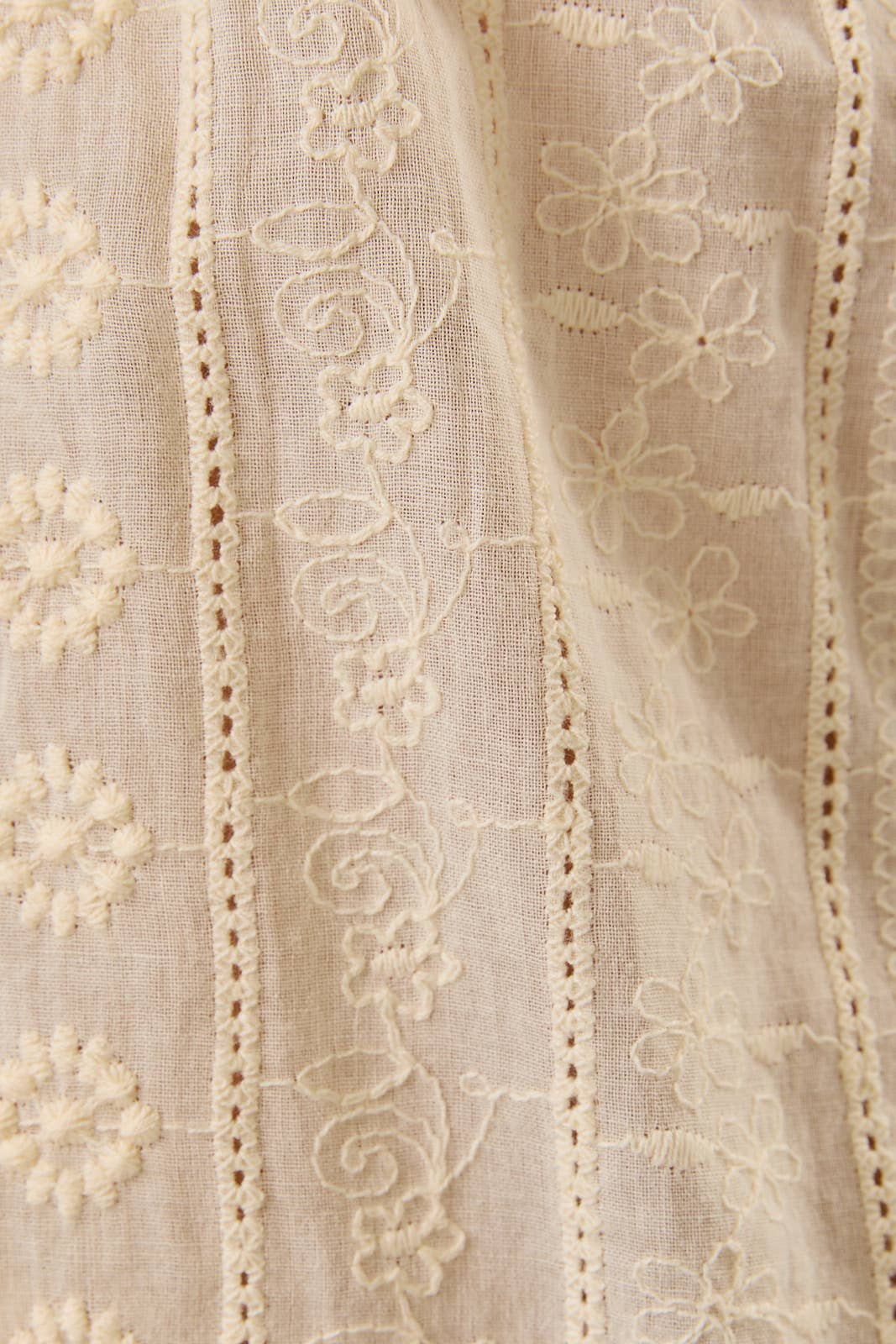 SLEEVELESS EYELET TOP WITH COTTON TRIM